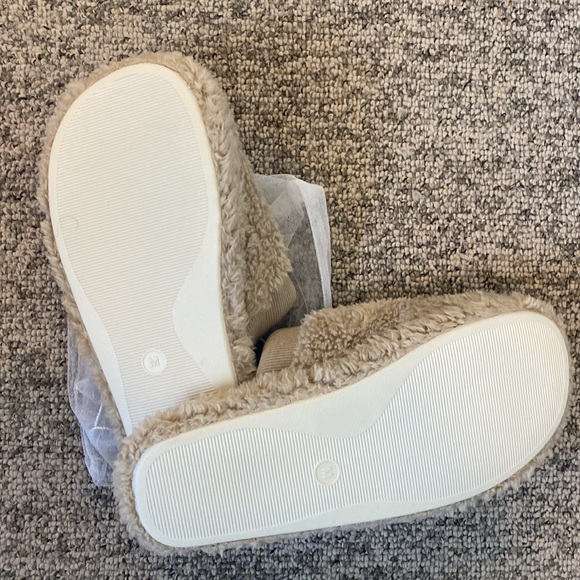 Pottery Barn Sherpa slippers -M - Picture 3 of 3